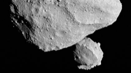 La misión Lucy de la NASA fue a explorar un asteroide y le encontró "un hermanito"