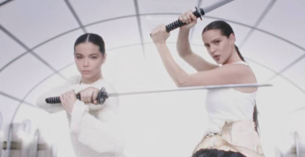 Björk y Rosalía pelean amistosamente en el video de "Oral"