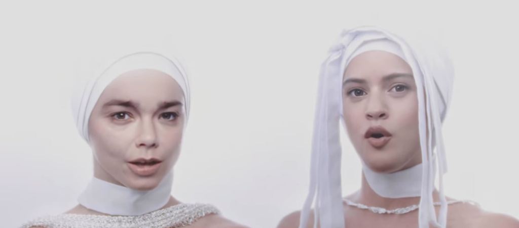 Björk y Rosalía pelean amistosamente en el video de "Oral"