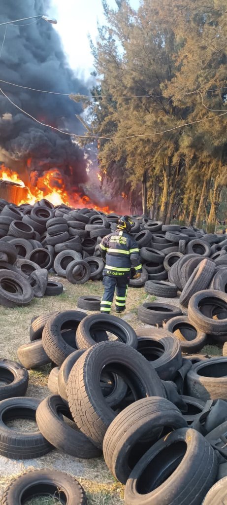 En imágenes: Incendio consume llantas en Xochimilco 
