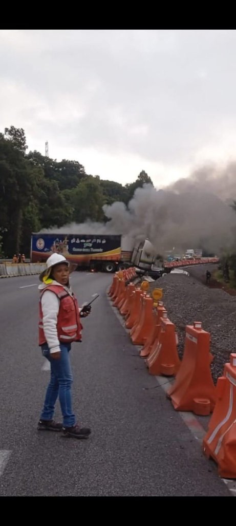 Y en pleno puente: La México-Cuernavaca está cerrada por un accidente