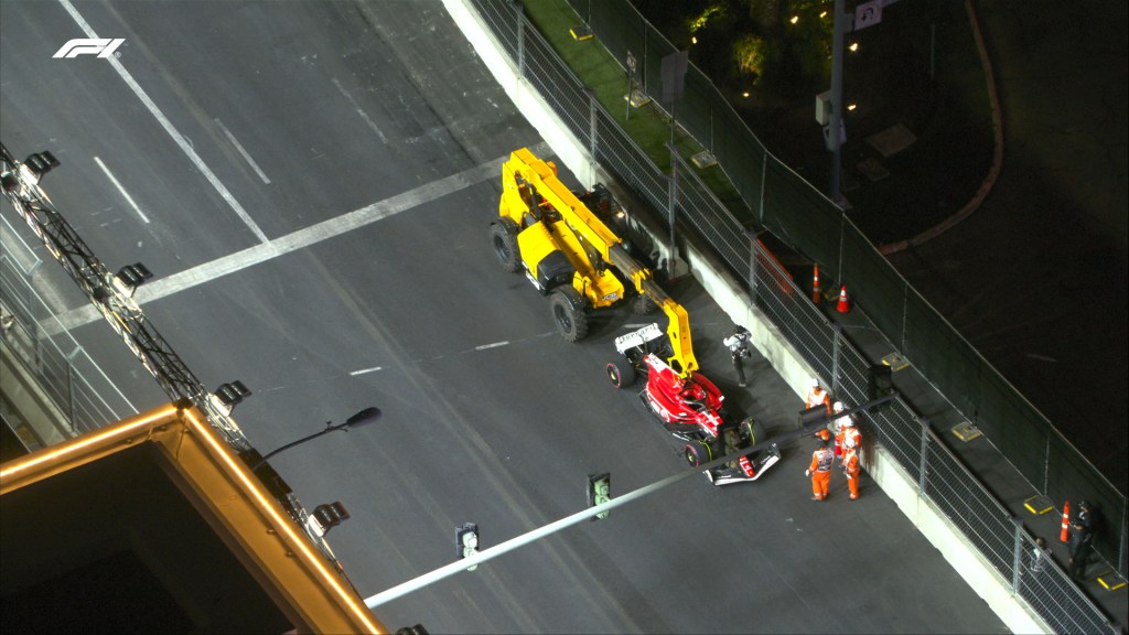 Carlos Sainz y Ferrari, molestos tras sanción por culpa de la coladera