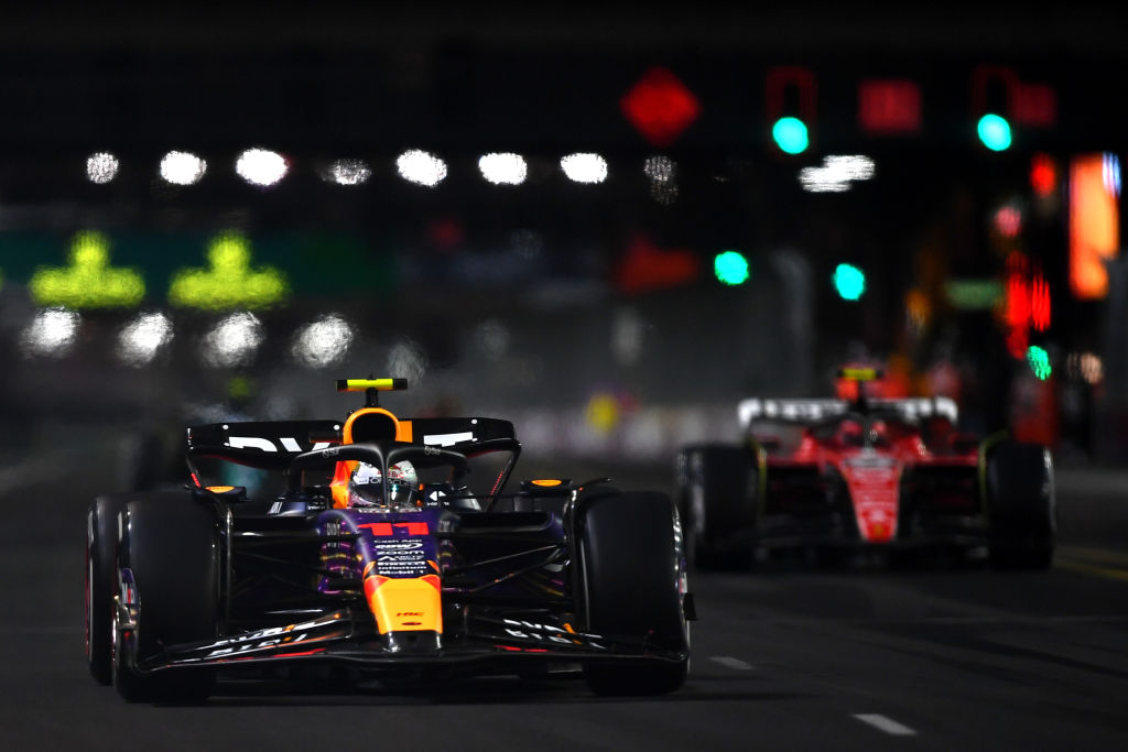 Checo Pérez sube al podio del GP de Las Vegas y es subcampeón de pilotos