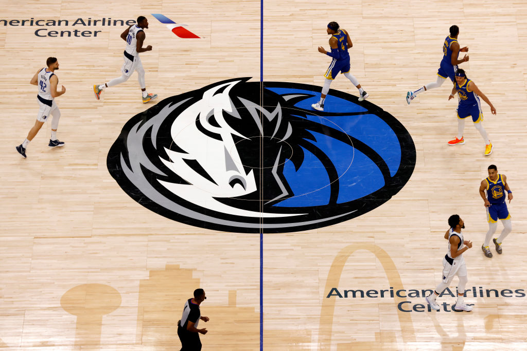Logo de los Dallas Mavericks en la duela