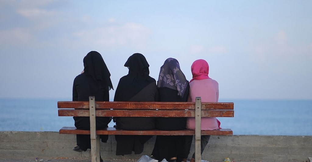 Mujeres de Gaza usan pastillas para retrasar su menstruación en la guerra: Sin agua ni derechos