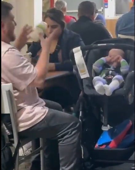 VIDEO: Un tipo fue grabnado golpeando a un bebé en la cabeza