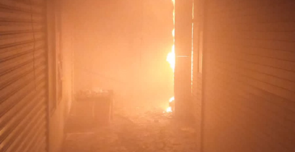Bomberos trabajan en un incendio en plaza del Centro de CDMX