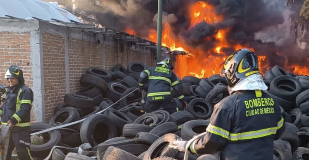 En imágenes: Incendio consume llantas en Xochimilco