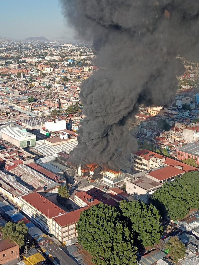 Enorme incendio consume una fábrica de zapatos en Tepito