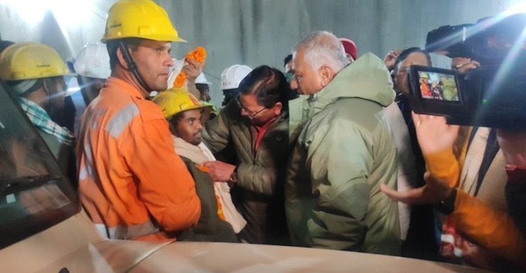 ¡Una buena! El emotivo rescate de los 41 mineros atrapados en India