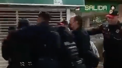 Pelea entre policías y comerciantes en Chabacano.
