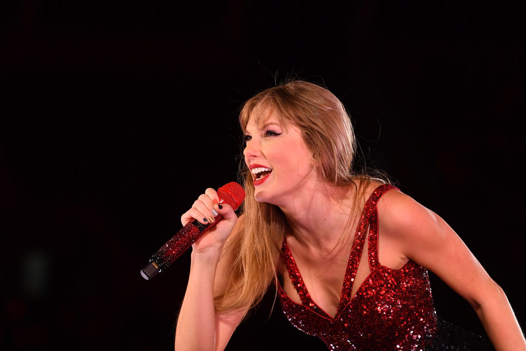 VIDEO: Taylor Swift le cambió la aletra a “Karma” para mencionar a Travis Kelce