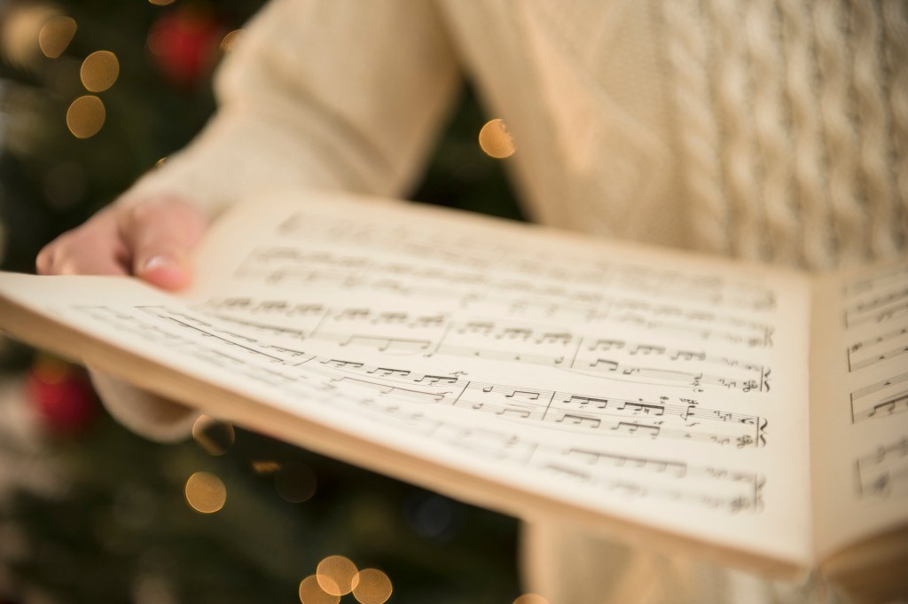 5 canciones navideñas que ya estamos HARTOS de escuchar 