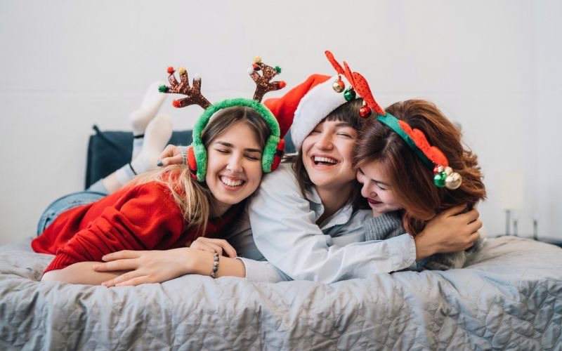 amigas en pijamada con pijamas navideñas