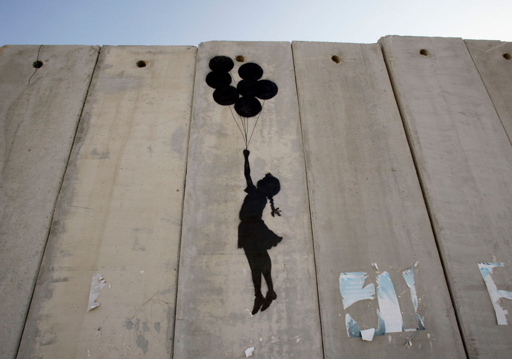 Banksy estrenó una obra contra la guerra entre Israel y Palestina... y la robaron una hora después 