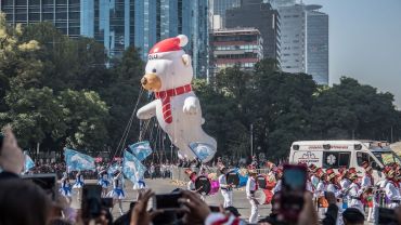 Calles cerradas por el desfile de Navidad 2023 en Reforma