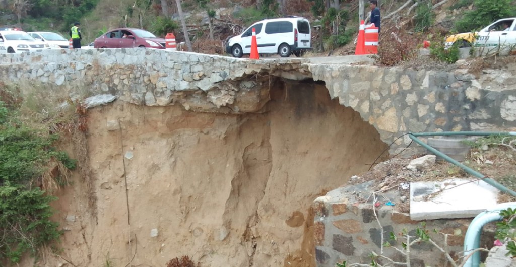 Tremendo derrumbe que se formó en la Avenida Escénica de Acapulco