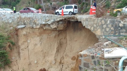 Tremendo derrumbe que se formó en la Avenida Escénica de Acapulco