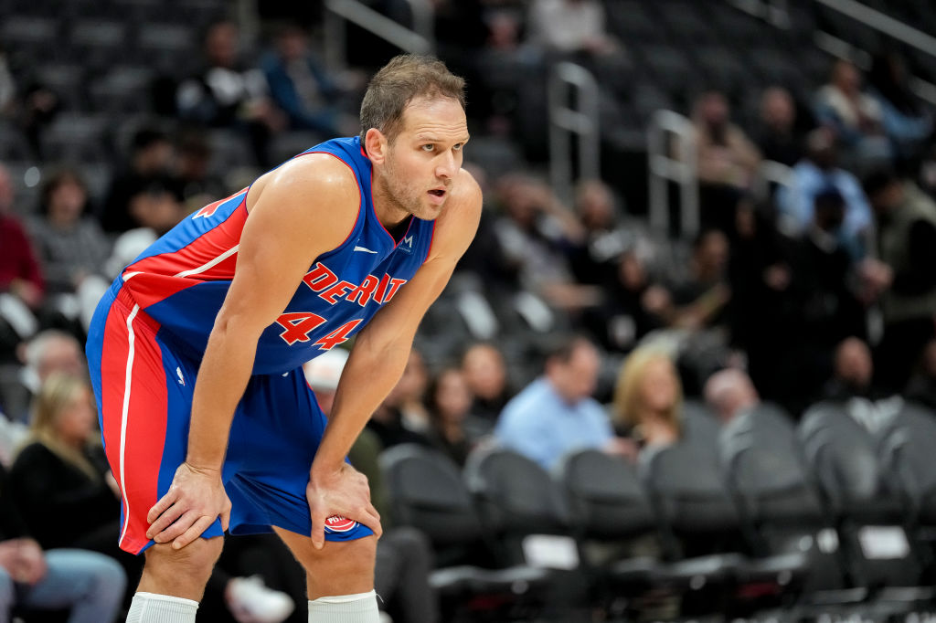 Bojan Bogdanovic no puede hacer mucho en estos Pistons