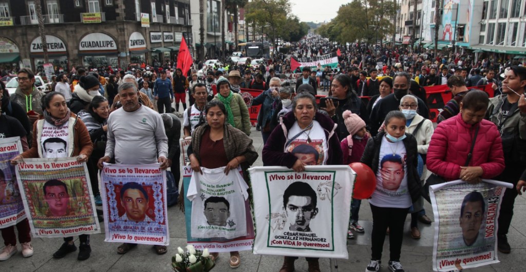 ¿Qué significa? Padres de los 43 de Ayotzinapa tendrán acceso a los documentos del caso en 2024