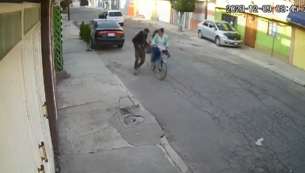 Y en Ecatepec: Madre evita que secuestren a su hija a bolsazos