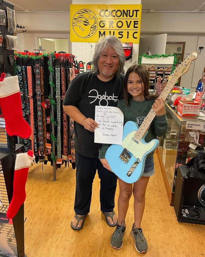 ¡Tipazo! Eddie Vedder regaló guitarras a varios jóvenes en Hawái