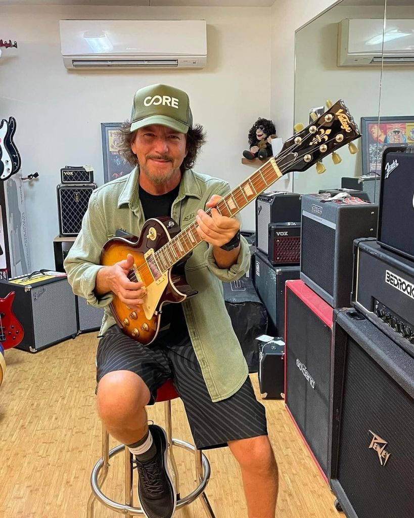 ¡Tipazo! Eddie Vedder regaló guitarras a varios jóvenes en Hawái