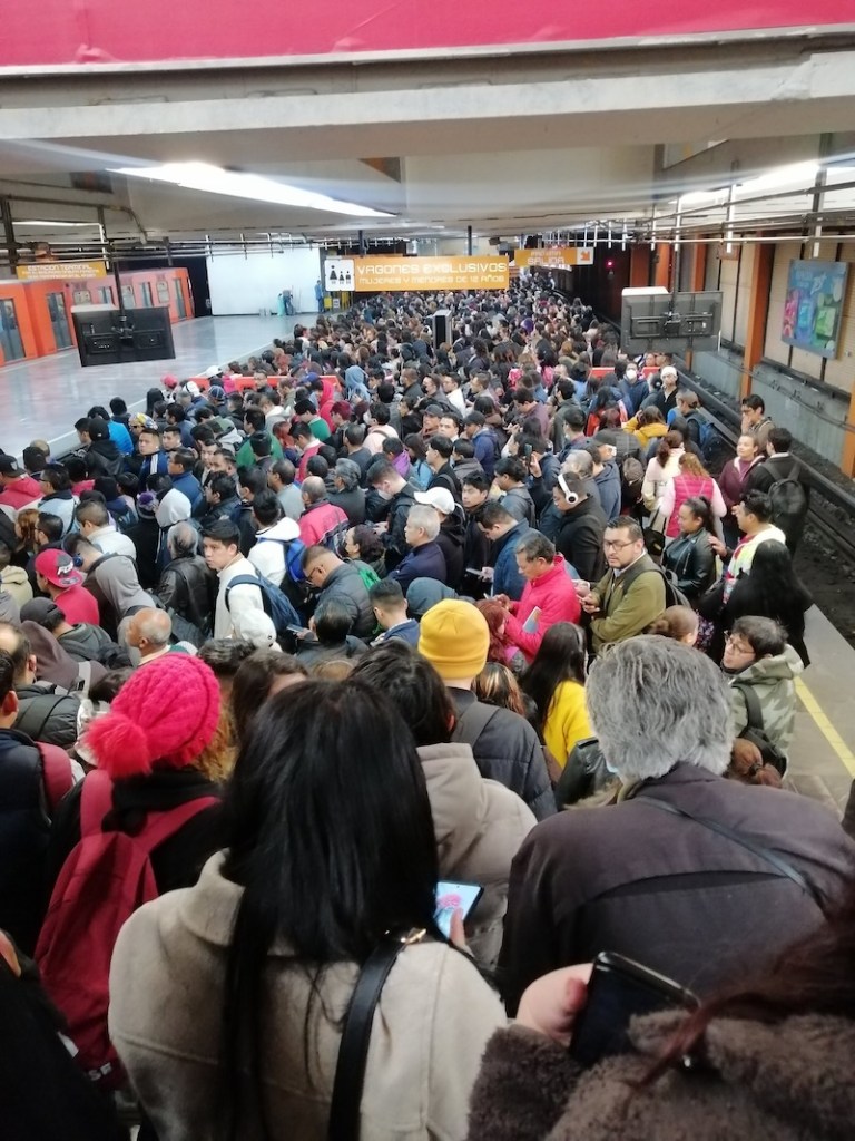 7 minutos de espera, mucha gente y un tren retirado en la Línea 7 del Metro