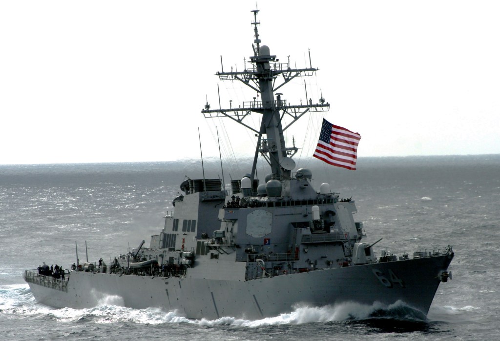 Mar Rojo: Buque de guerra estadounidense y dos barcos comerciales fueron atacados por hutíes de Yemen