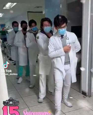 Sniff: Médicos residentes del IMSS bailan vals con paciente que cumplió XV años