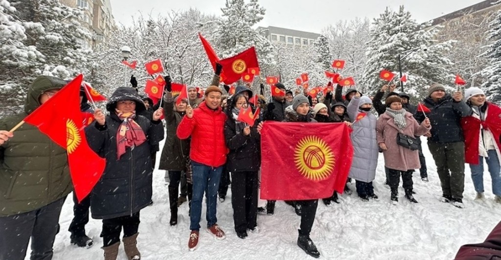 nueva-bandera-kirguistan-2023-presidente-polemica-2