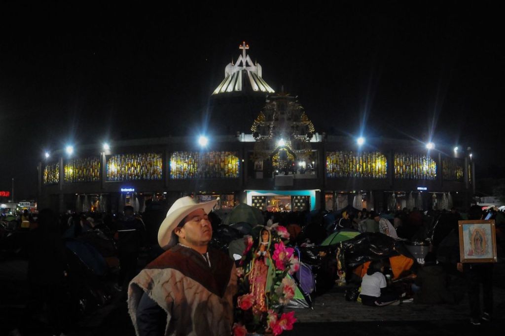 Peregrinos llegan a la Basílica para la mañanitas a la Virgen de Guadalupe.