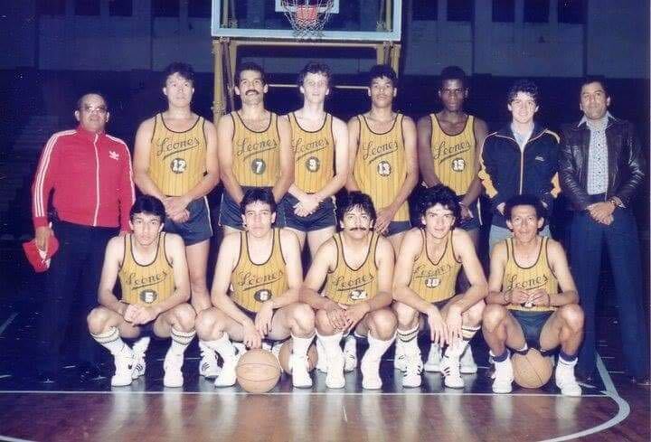 Ricardo Arjona en un equipo de basquetbol