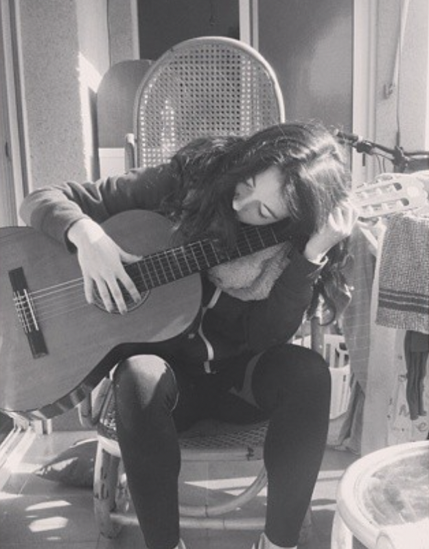 Aitana Bonmatí también toca la guitarra