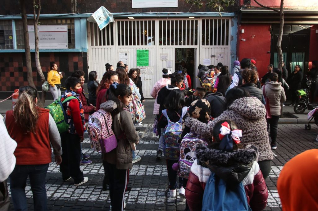 Alumna gana amparo para ir a clases con el cabello pintado de azul en Zacatecas