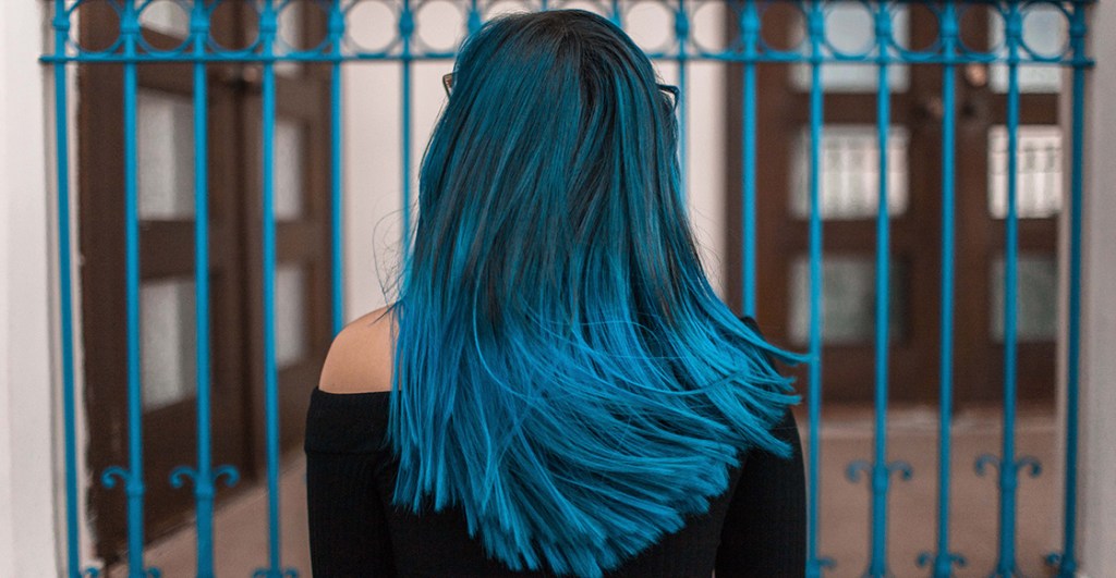 Alumna gana amparo para ir a clases con el cabello pintado de azul en Zacatecas