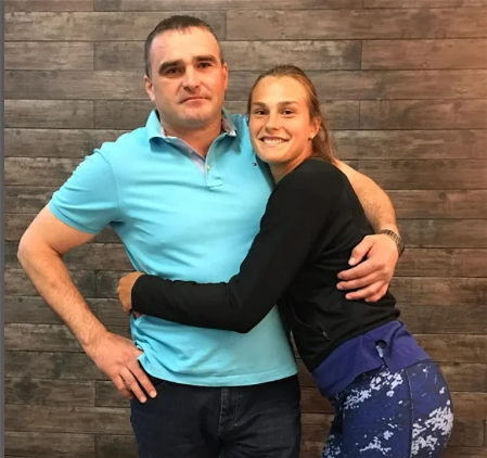 Aryna Sabaleka junto a su padre