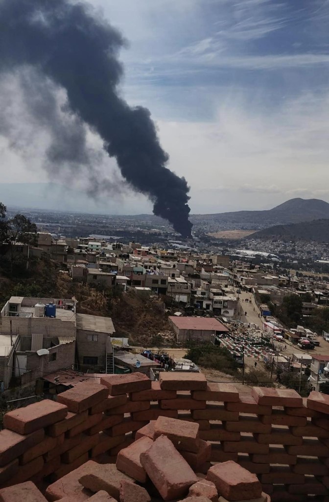 La densa columna de humo negro que se ve desde lejos por el incendio en una recicladora de Valle de Chalco.