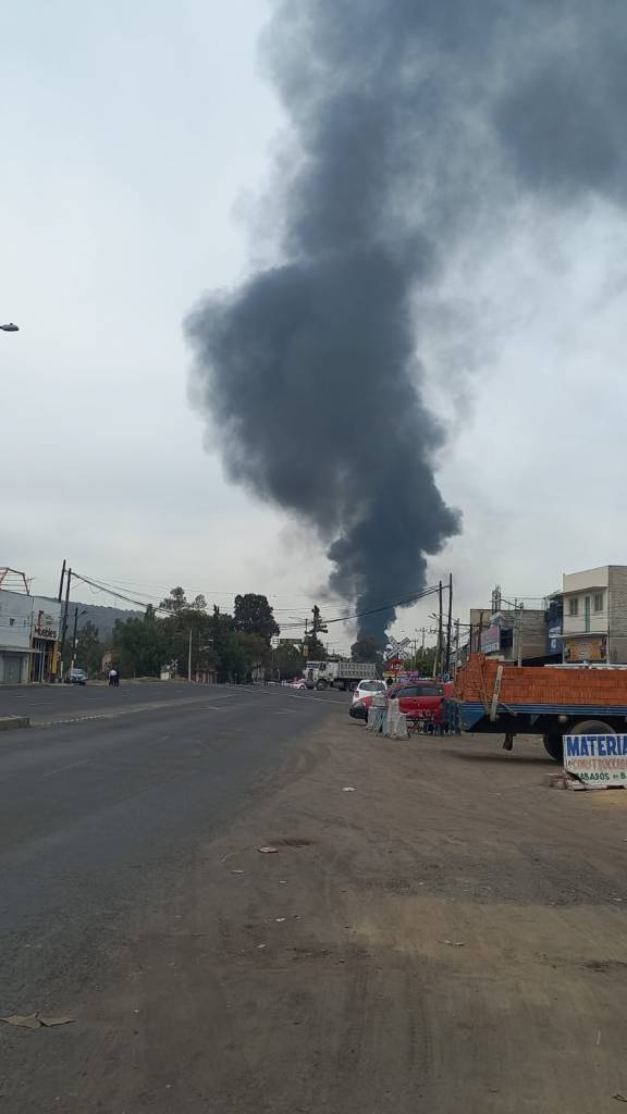 La columna de humo negro y denso que se observa desde lejos por un incendio en una recicladora de Valle de Chalco.