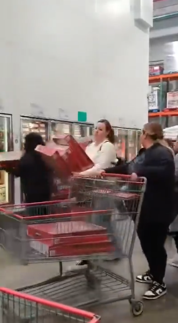 Video: Le quitan roscas de reyes a revendedora en Costco