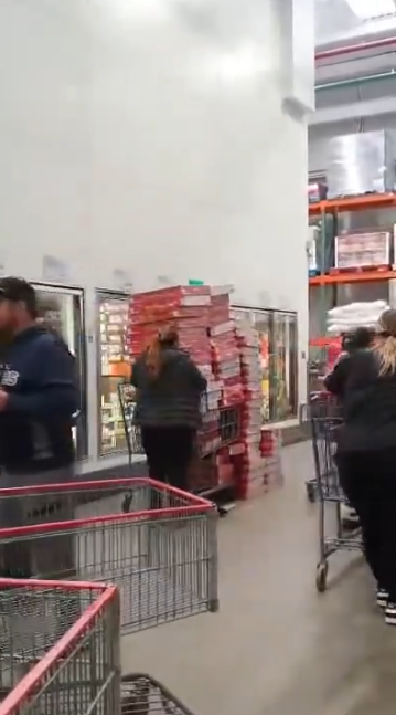 Video: Le quitan roscas de reyes a revendedora en Costco