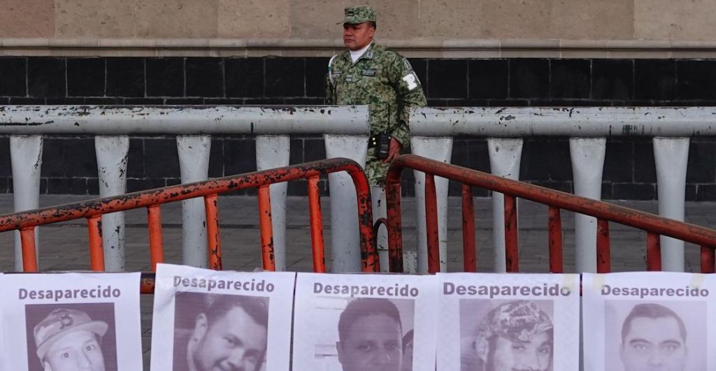 Colectivos de familias de personas desaparecidas protestan frente a Palacio Nacional // Foto: Cuartoscuro