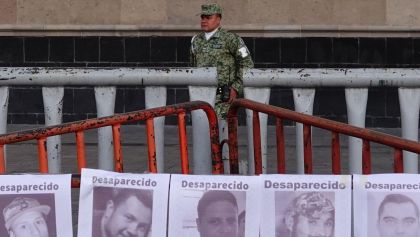Colectivos de familias de personas desaparecidas protestan frente a Palacio Nacional // Foto: Cuartoscuro