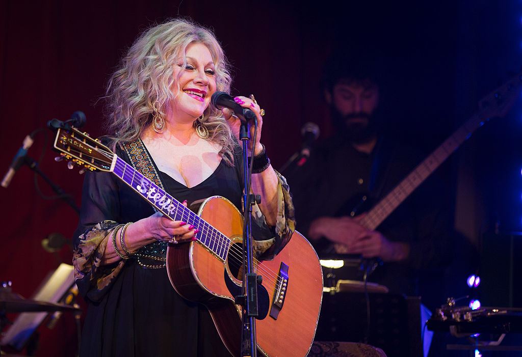 Tsss: Elle King recibe críticas por hacer borracha un tributo a Dolly Parton