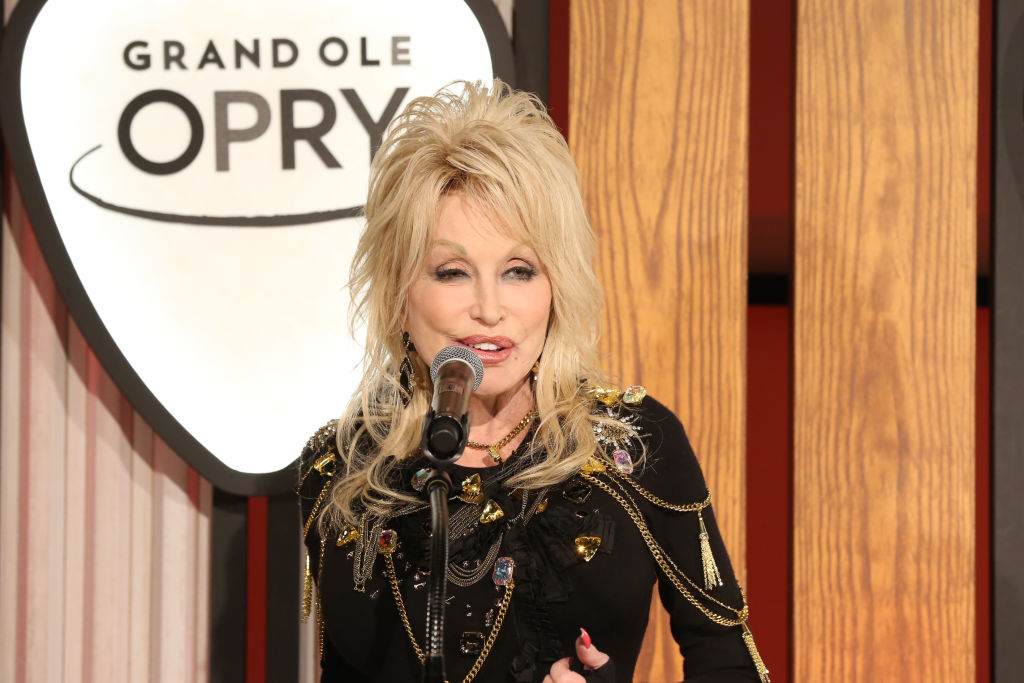 Tsss: Elle King recibe críticas por hacer borracha un tributo a Dolly Parton  