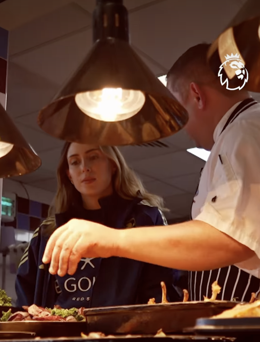 Elisa Ceñal con los chefs del Aston Villa