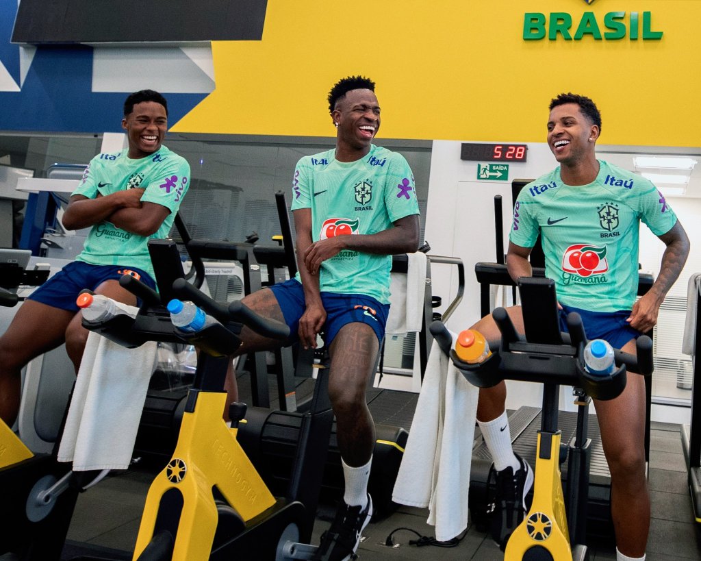 Endrick, Vinicius y Rodry durante un entrenamiento con la Selección de Brasil