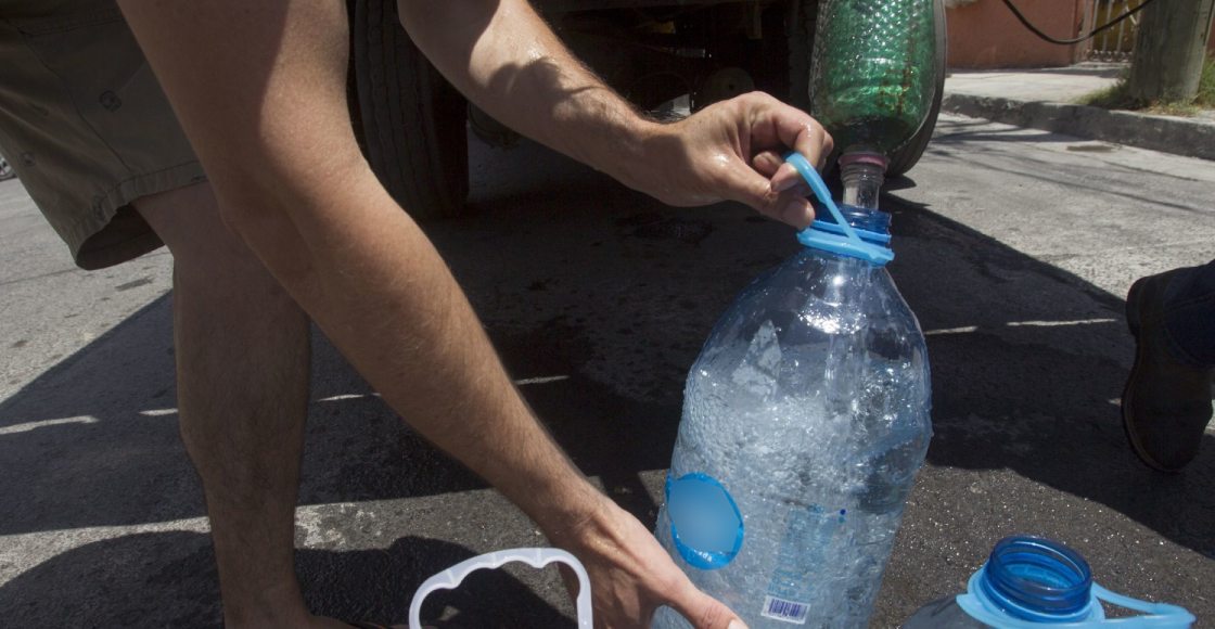 Las personas tienen que pedir pipas, a veces muy caras, para sobrevivir a la sequía y a la falta de agua potable.