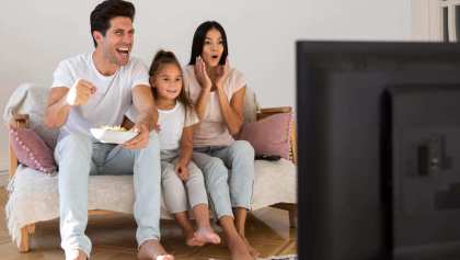 familia pasando tiempo frente television