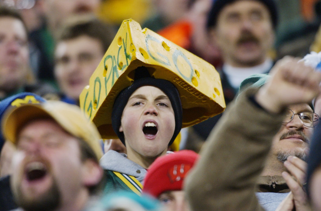 Fan de Packers con su característico sombrero de queso